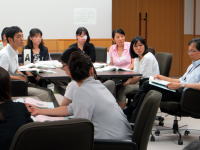 医療に関するディスカッションを行う福島県立医科大学の学生たちが集まる会議室の様子。
