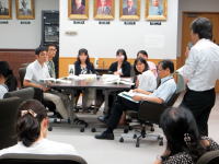 福島県立医科大学の会議室で、学生と教員がディスカッションを行っている様子。