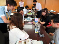 福島県立医科大学の会議室で、学生と教員が医療に関するディスカッションを行っている様子。