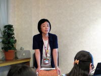 福島県立医科大学で講演を行う女性が、聴衆に向かって話している様子。