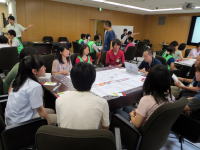 福島県立医科大学の教室で、学生たちがグループディスカッションを行っている様子。