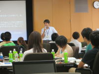 福島県立医科大学の講義中、講師がプレゼンテーションを行い、学生たちが聴講している様子。