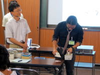 医療機器のデモンストレーションを行う講師と参加者の様子。福島県立医科大学の教育現場。