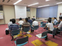 福島県立医科大学の教室で、講義を受ける学生たちの様子。
