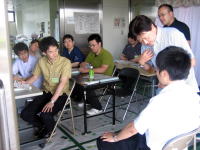 災害医療の実習でトリアージを学ぶ学生たちが、講師の指導を受けている様子。