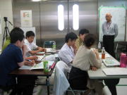医療に関する研修を受ける学生たちと講師がいる教室の様子。