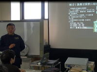 病院避難に関する講義を行う講師が、スライドを使って説明している様子。