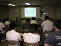 医療に関する講義を受ける学生たちが、スライドを見ながら真剣に学んでいる様子。