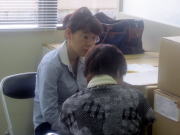 学生が机に向かって話し合いをしている様子。窓からの自然光が差し込む教室内。