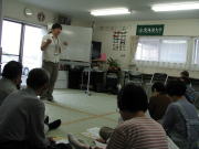 福島県立医科大学の教室で講義を行う講師と、受講生たちが座っている様子。