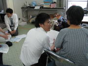 医療現場でのコミュニケーションを行う医学生と患者の様子。