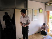 福島県立医科大学の教室で講義を受ける学生と講師の様子。