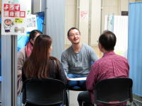 医療に関する話し合いをしている4人の参加者が座っている様子。