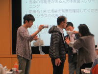 医療に関する研修で、参加者が実践的なスキルを学んでいる様子。