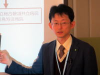 被ばく・汚染傷病者受け入れ実習に関する講義を行う講師が、資料を指し示している様子。