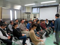 医療に関する講義を受ける参加者たちが座っている様子。講師が前で説明している。