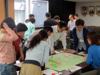 福島県立医科大学でのブレインストーミングセッション、参加者が問題点を議論中。