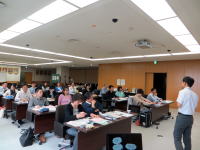 福島県立医科大学の教室で講義を受ける学生たちの様子。