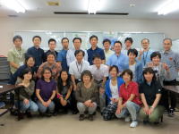 福島県立医科大学の研究者たちが集まったグループ写真。教室内で笑顔でポーズをとる。