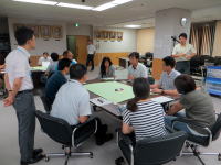 福島県立医科大学でのブレインストーミングセッション、学習者が集まり議論を行っている様子。
