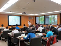 福島県立医科大学の教室で講義を受ける学生たちの様子。講師がスライドを使って説明している。