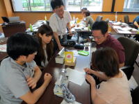 医療に関する研修を受ける学生たちが、テーブルを囲んでディスカッションしている様子。