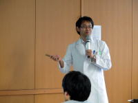 臨床心理士が福島の避難者の心理について講義を行っている様子。