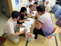 医療に関する相談を行う人々が集まる福島県立医科大学のイベントの様子。