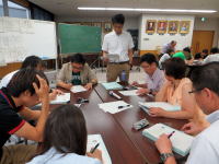 福島県立医科大学でのグループディスカッションの様子。参加者がテーブルを囲み、意見を交換している。