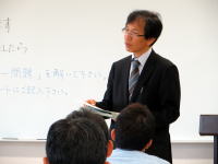 災害医療総合学習センターでの開講式の様子。講師がプレテストについて説明している。