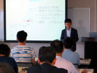 福島県立医科大学での講義中の様子。講師がプレゼンテーションを行い、受講者が聴講している。