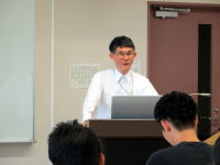 医科大学の講義で話す講師と受講生の後ろ姿。