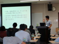 福島県立医科大学での講演会の様子。講師がプレゼンテーションを行い、参加者が聴講している。