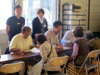 福島県立医科大学のイベントで、医療相談を受ける高齢者とスタッフの様子。