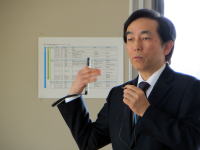 福島県立医科大学で講演を行う男性が、原発災害医療について説明している様子。