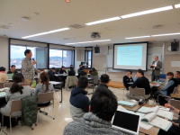 医療に関する講義が行われている教室の様子。参加者が熱心に聴講している。