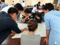 福島県立医科大学でのブレインストーミングセッション、参加者が意見を出し合いながら議論している様子。
