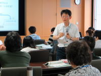 福島県立医科大学での講義中、講師が参加者に向けて説明している様子。