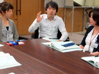 医療関係者が集まり、放射線健康リスクについて議論している会議の様子。