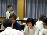 福島県立医科大学でのブレインストーミングセッション中、参加者が議論している様子。