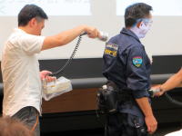 医療機関でのデモンストレーション中、警察官に機器を使用している様子。