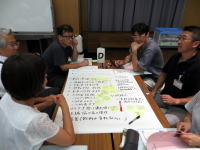 放射線災害に備えるための研修で、参加者が意見を出し合いながら話し合っている様子。