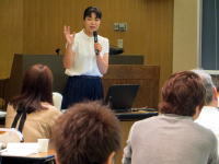 臨床心理士が福島の避難者について講義を行い、参加者が聴講している様子。