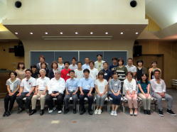 福島県立医科大学の教職員と学生が集まった記念写真。講義室での集合写真。