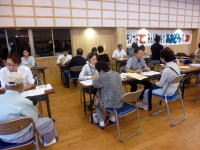福島県立医科大学の講義室で、学生や教員が交流している様子。