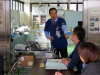 医療現場での講義を行う医師と、聴講する学生たちの様子。