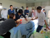 医療現場での研修中、医学生たちが患者のケアを行っている様子。