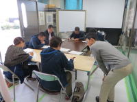 福島県立医科大学の教室で、数人の学生がテーブルを囲んで勉強している様子。
