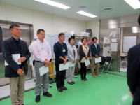 福島県立医科大学の教室で、数名の学生が立っている様子。