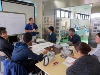 医療に関する研修を受ける福島県立医科大学の学生たちが、講師の話を聞いている様子。